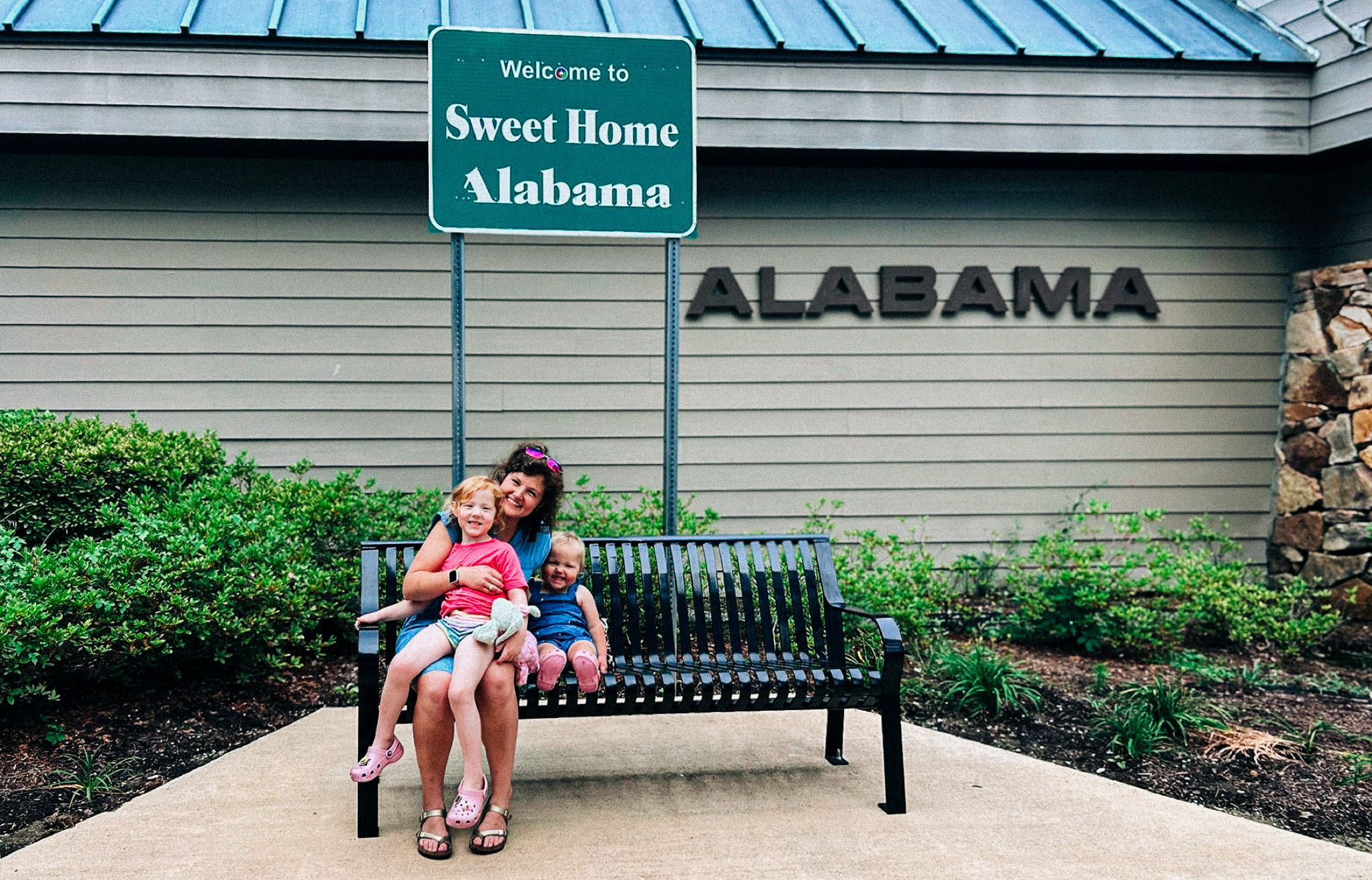 photo of the girls at the Alabama state border